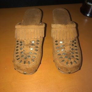 Suede clogs
